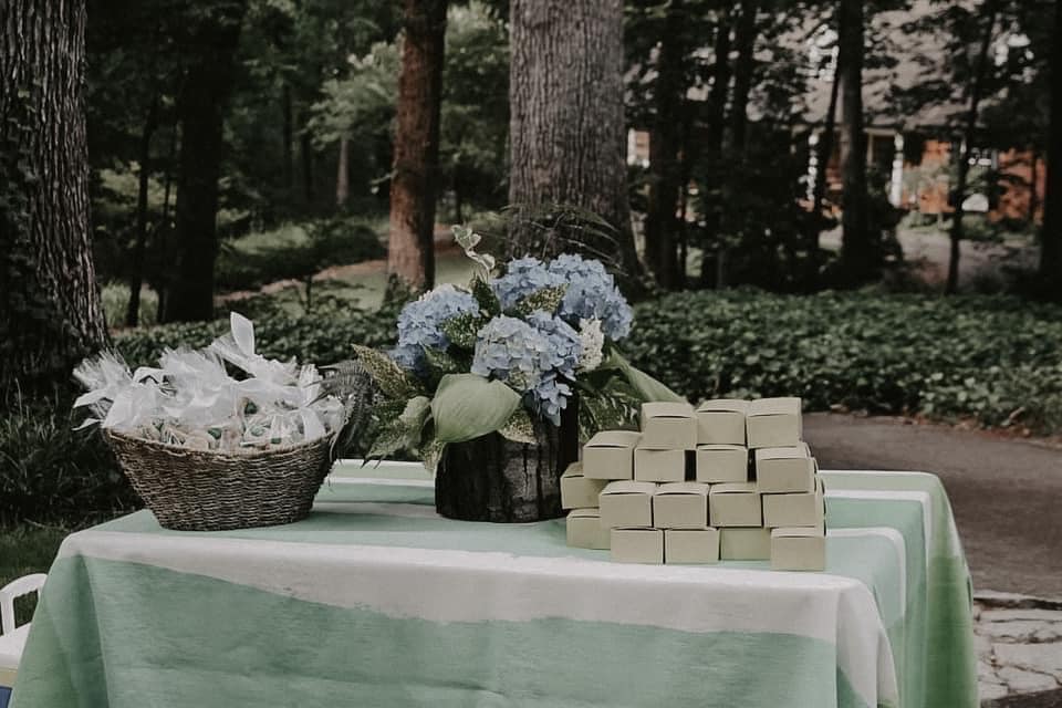 table with hydrangea decor